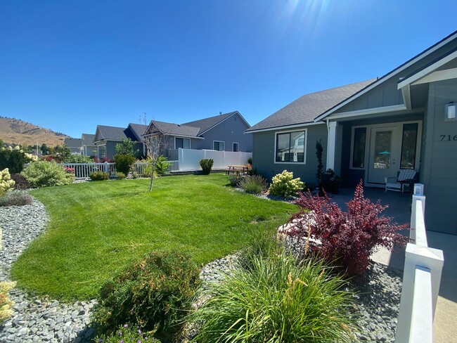 Building Photo - 3 Bedroom, 2 Bath with Spectacular Views o...