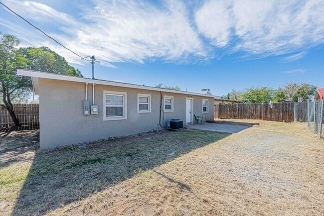 Building Photo - 3 bed 1 bath home, move in ready!