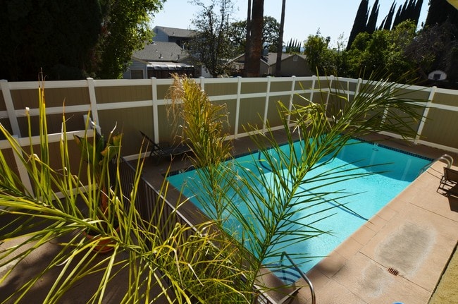 Building Photo - 14950 Burbank Blvd