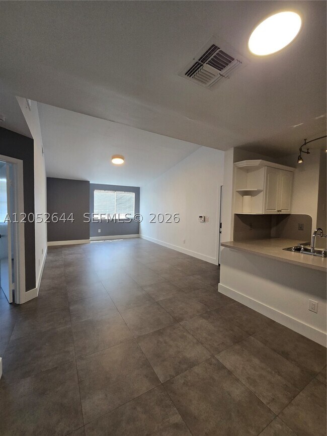 Foto del edificio - 18324 NW 68th Ave
