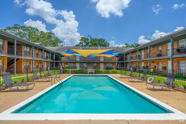 Building Photo - The Colonial Apartments