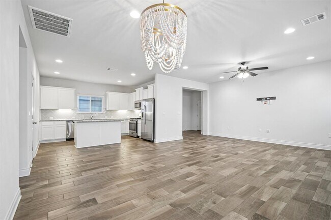 Foto del edificio - 10213 Forest Grove Dr