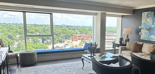 Foto del edificio - 555 S Old Woodward Ave