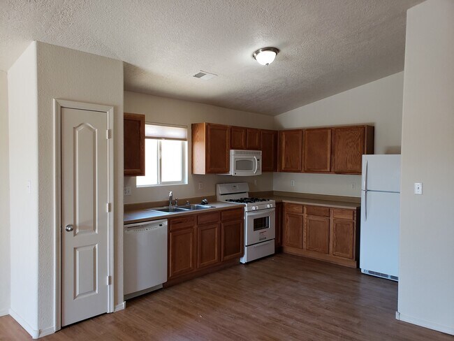Building Photo - 3 bed 2 bath home in Huning Ranch