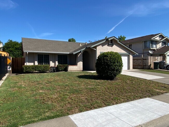 Foto del edificio - Freshly Painted 3 Bed, 2 Bath Home Located...