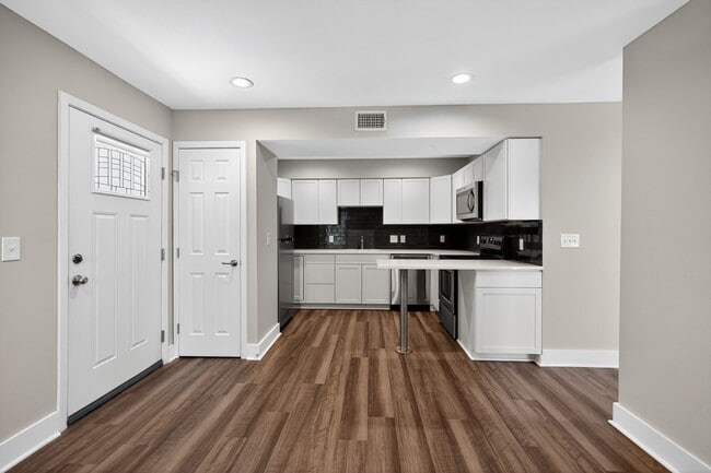 Building Photo - 935 La Posada Dr