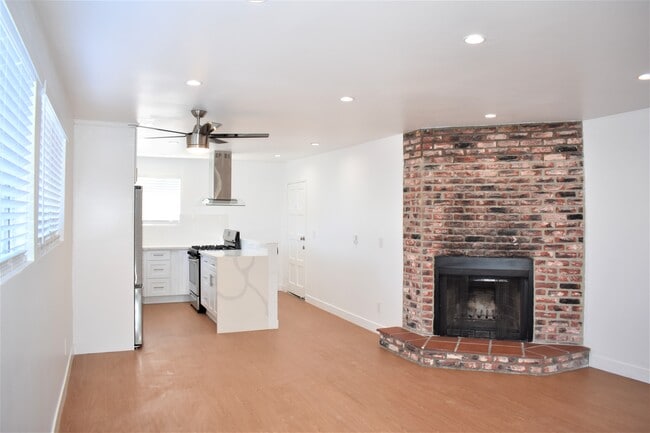 Building Photo - 782 W 20th St