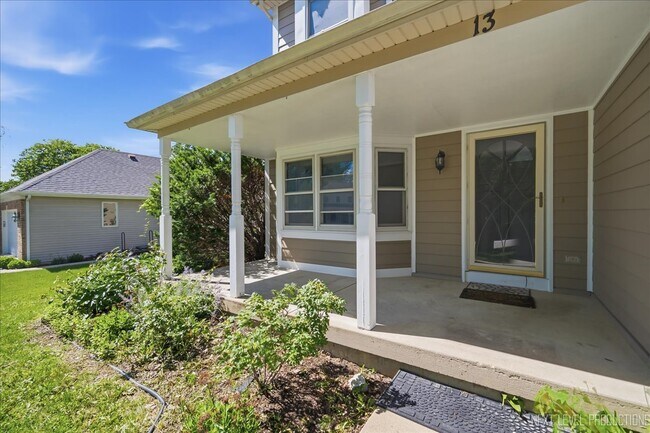 Building Photo - 13 Saddlewood Ct