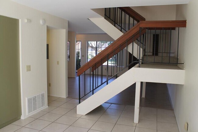 Building Photo - 3Bed/2.5Bath Townhome off Poinsettia!~ Bri...