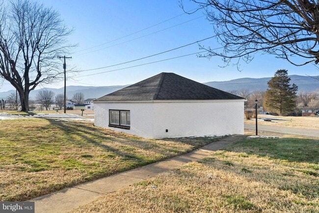 Building Photo - 701 S 2nd St