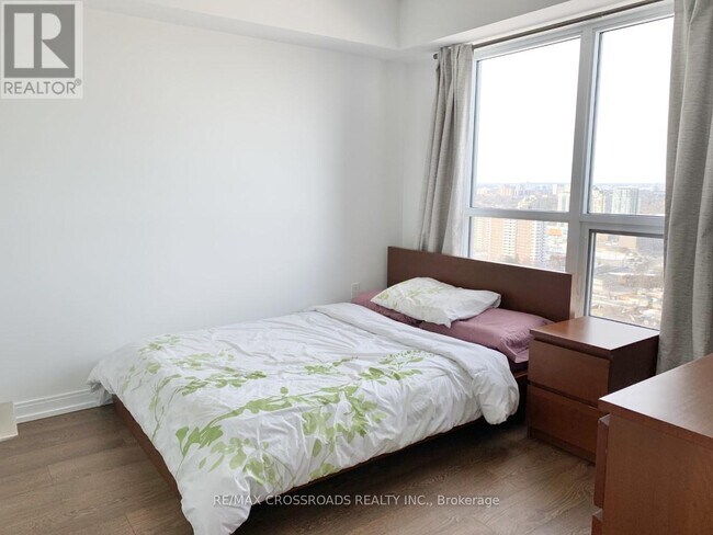 Building Photo - 275 Village Green Square