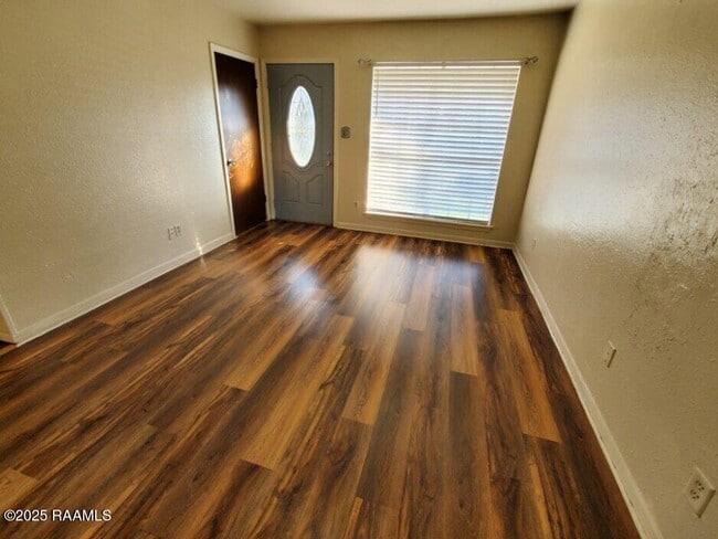 Foto del edificio - 326 Guidry Rd