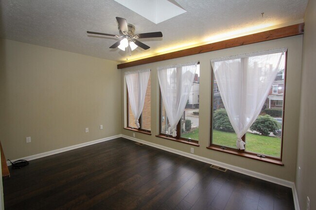 Foto del edificio - 5807 Wellesley Ave