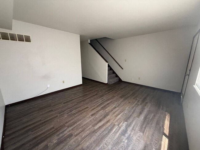 Building Photo - Beautiful Townhouse in Arnold!