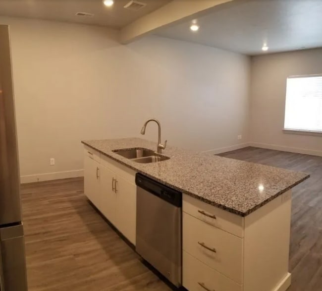 Building Photo - Gorgeous 3 bed 2.5 bath Townhome located in Idaho Falls!