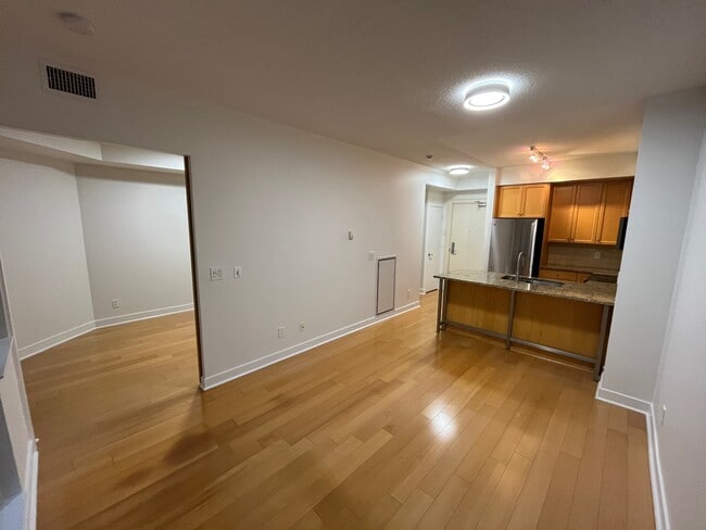 Building Photo - 438 King St W