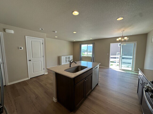 Foto del edificio - Modern Living in Skyview Village