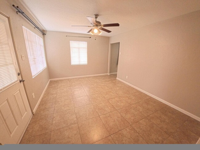 Foto del edificio - 449 E University Dr