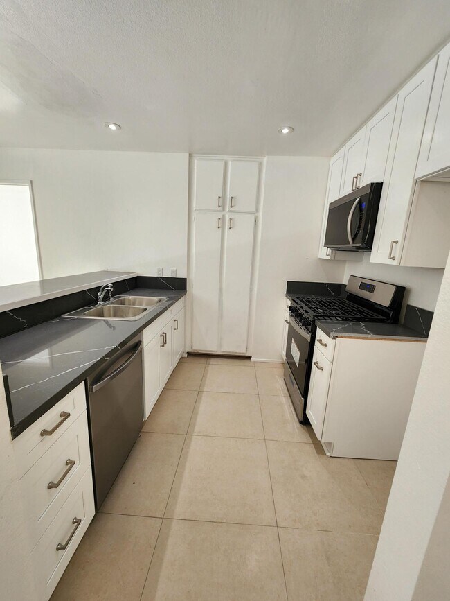 Electrodomésticos nuevos y cocina totalmente remodelada. - 7640 Oso Ave