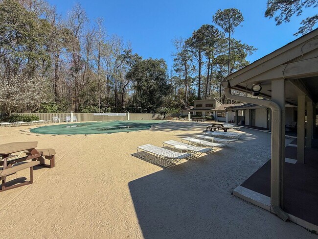 Foto del edificio - COMPLETELY REMODELED TOWNHOME