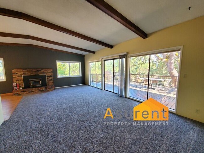 Foto del edificio - Amazing Property on 1.25 Acres Available in October! 3 Bed/2 Bath Plus Office Space and Shop