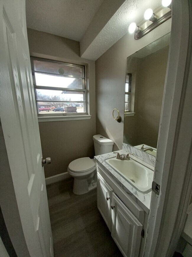 Foto del edificio - Beautiful 4-Bedroom Available Now!