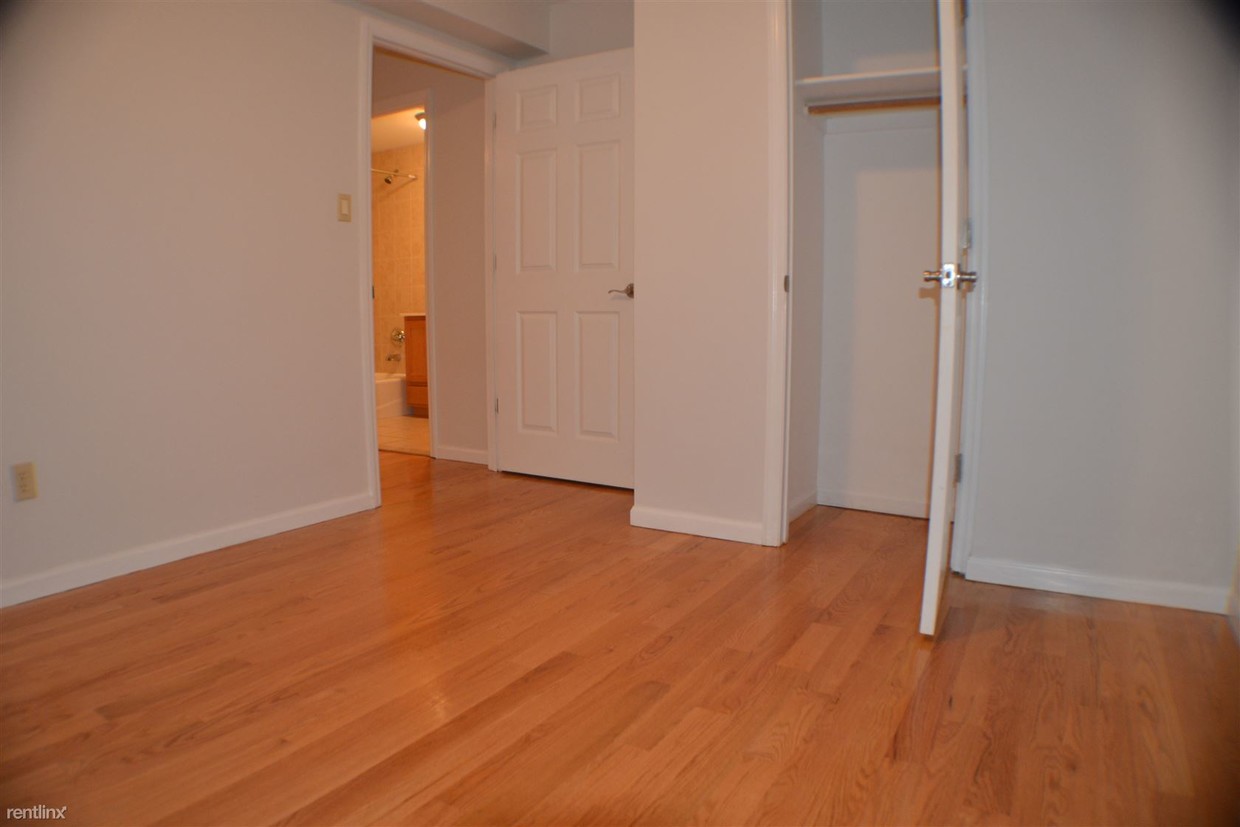 Building Photo - 506 E 89th St