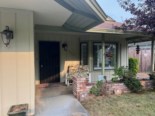 Foto del edificio - 4303 Horseman Ln
