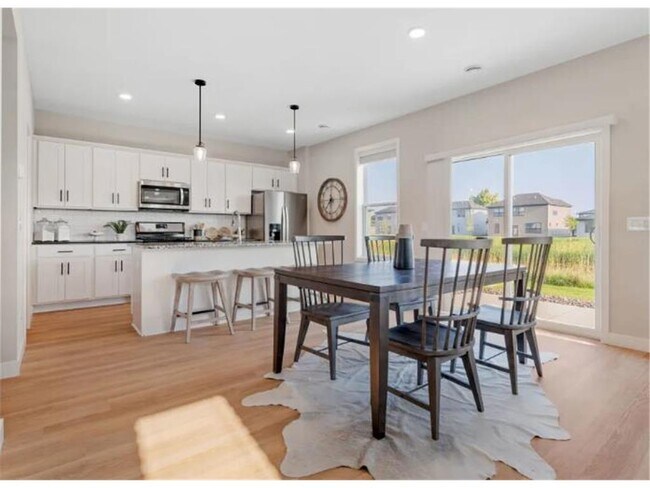 Foto del edificio - 4161 Heritage Pl NW