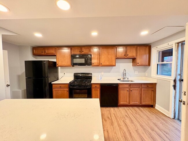Building Photo - Spacious Townhome with Updated Kitchen & P...