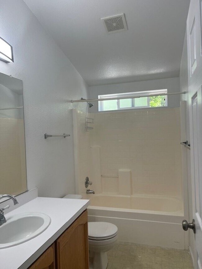 Building Photo - Willow Glen,  3 Bedrooms 2 Baths, Large si...