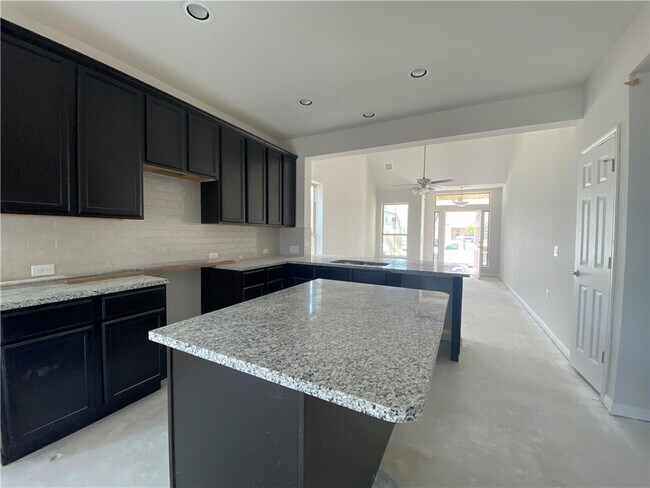 Foto del edificio - 909 Fortrose Ter