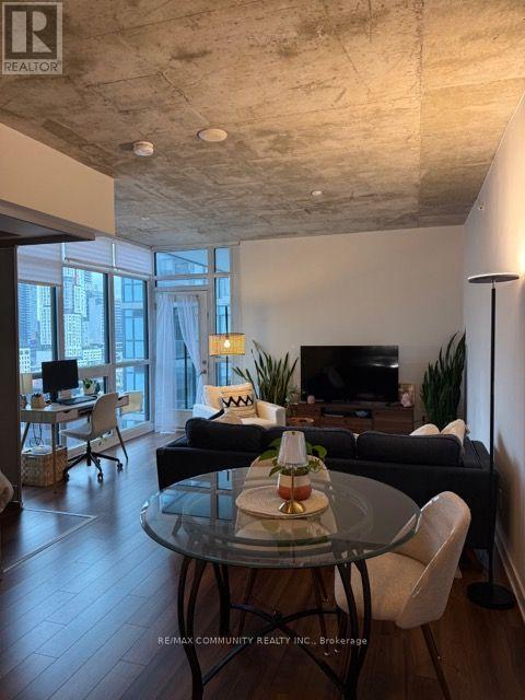 Building Photo - 210 Simcoe St