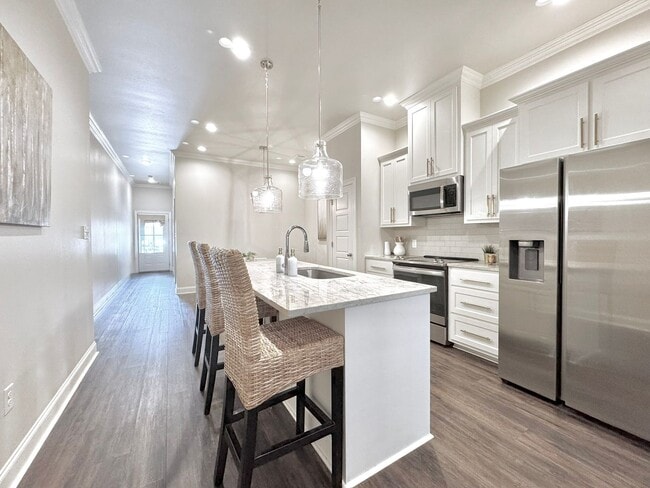 Building Photo - Elegant Townhouse in StoneLake Village – S...