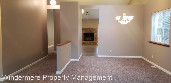 Building Photo - 3 br, 2 bath House - 2338 NE Adler Court