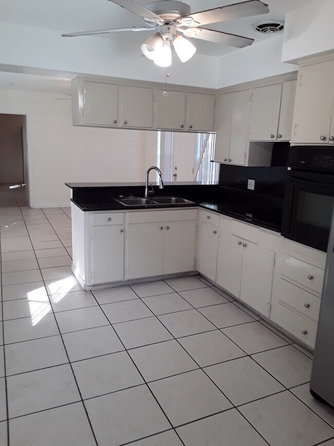 Foto del edificio - Three Bedroom One Bathroom House near Gulfport area.