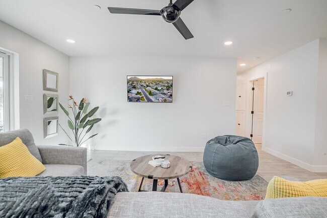 Foto del edificio - COMING SOON! NO HOA Heated Pool-Gorgeous 3bed/2bath Home in Old Town Scottsdale