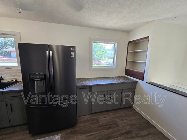 Building Photo - 420 Killarney Rd