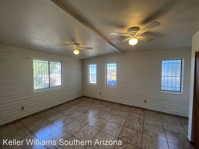 Foto del edificio - 2 br, 1 bath House - 452 E Thoroughbred St