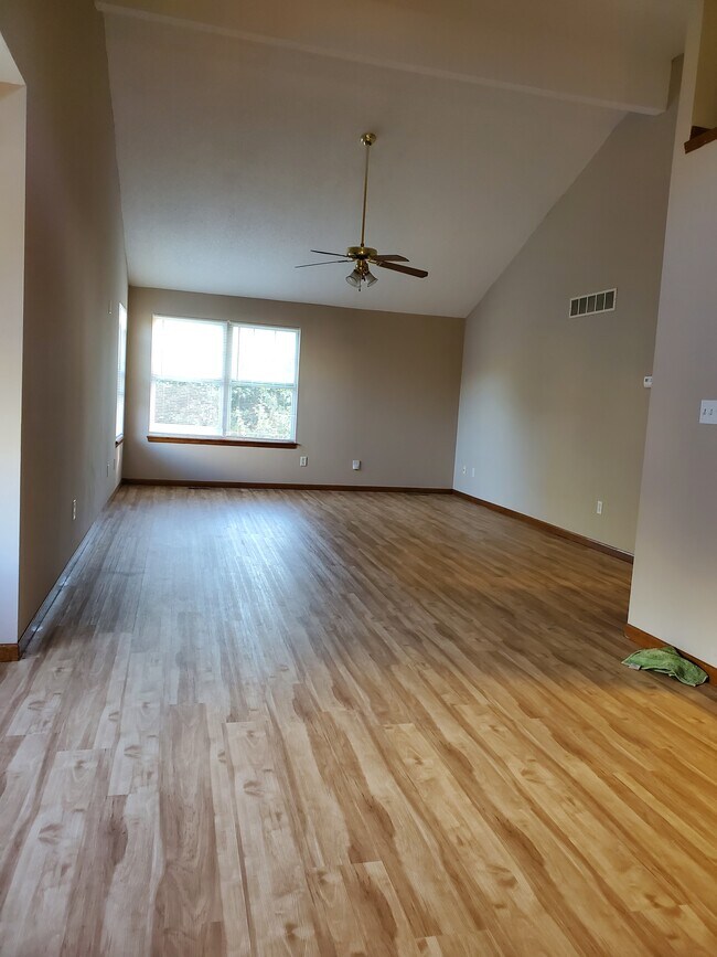 Foto del edificio - 412 SW Joy Ct