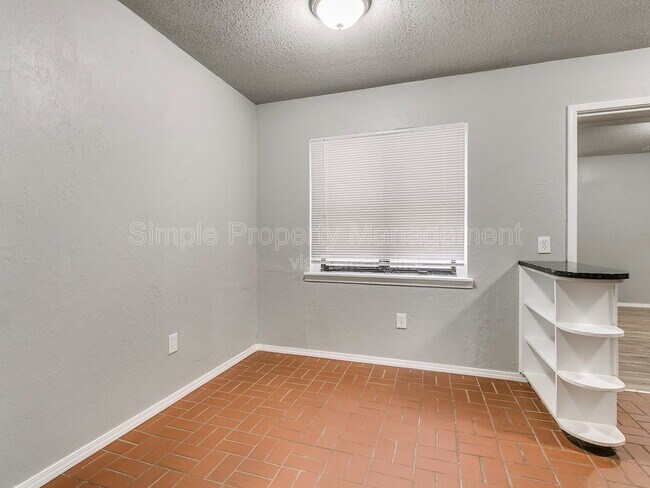 Building Photo - 409 E Hill Dr