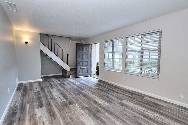 Building Photo - 8837 La Riviera Dr