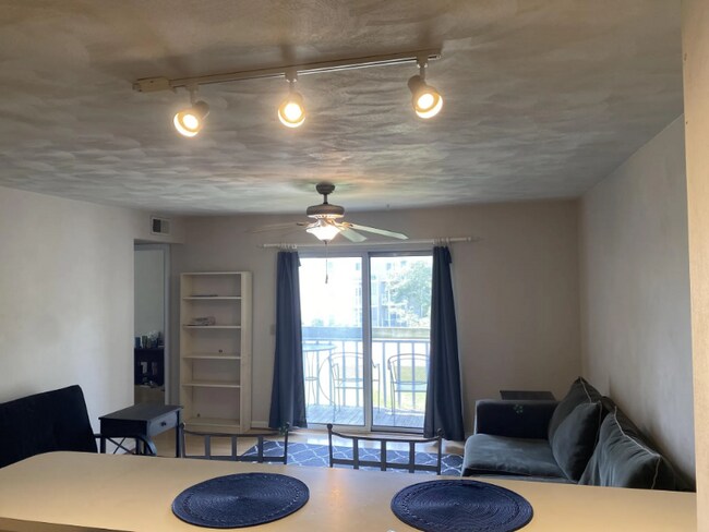 Foto del edificio - 1470 Seneca Dr