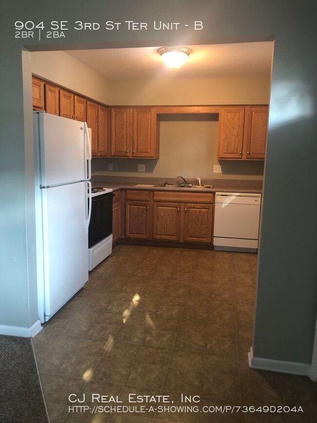 Building Photo - 904 SE 3rd St Ter