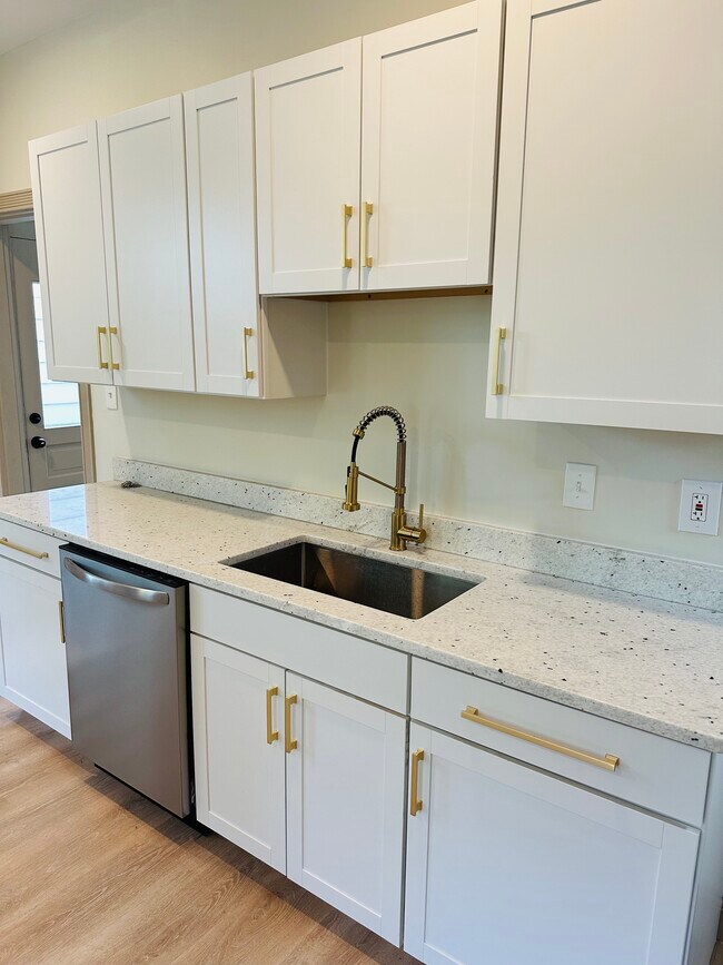 Kitchen - 514 Delta Ave