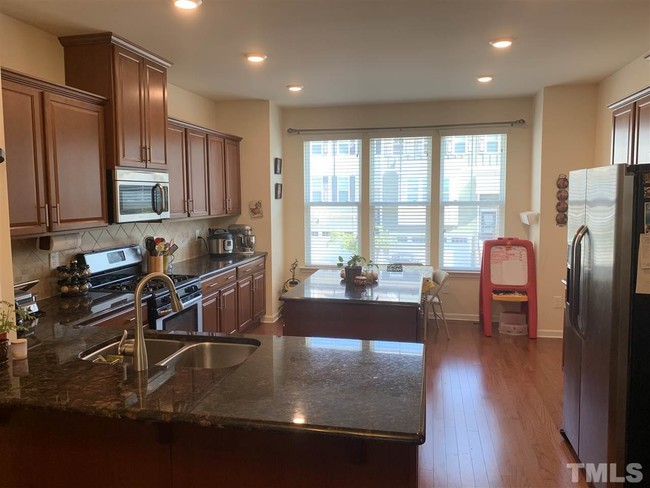 Building Photo - 701 Edgewater Ridge Ct