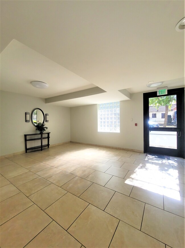 Building Photo - Bentley Apartments