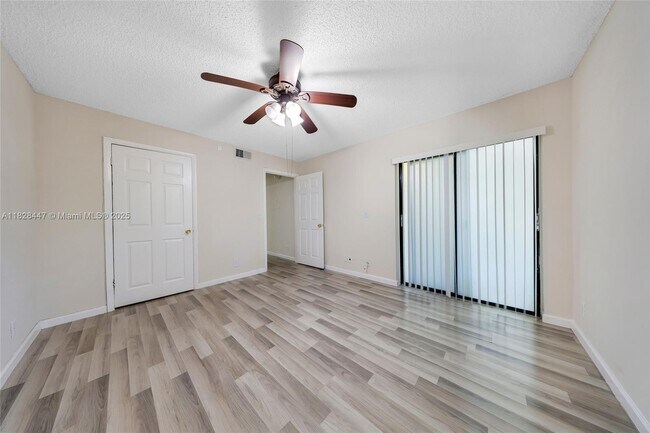 Foto del edificio - 9999 Summerbreeze Dr