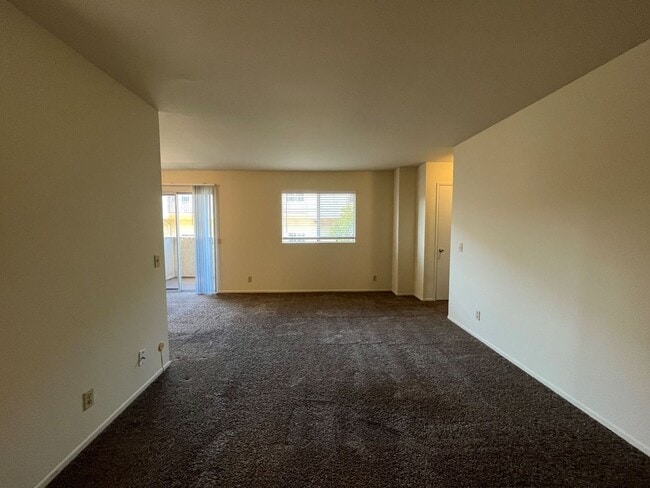 Building Photo - 2BR townhome w/garage, patio, water + tras...