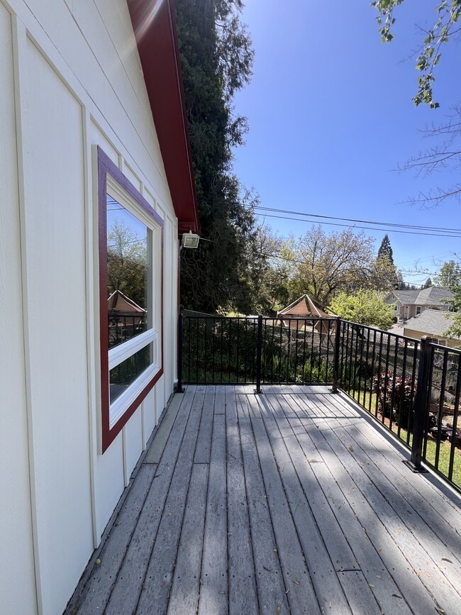 Building Photo - 503 1/2 S Auburn St